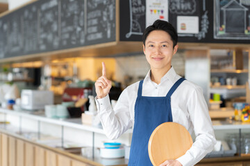 カフェで働く男性店員