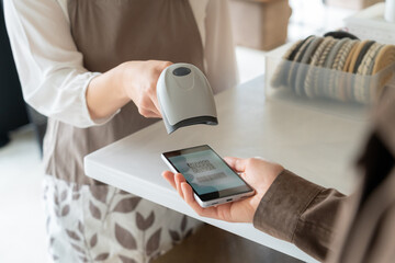 スマホでキャッシュレス決済をするお客