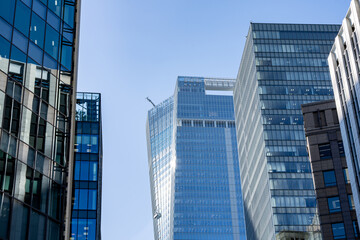 Obraz premium Des buildings modernes et imposants dans le quartier d'affaires animé de Ginza à Tokyo, symbolisant le dynamisme urbain de la ville.