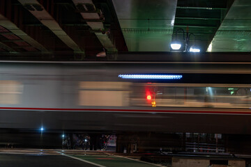 photo prise dans le métro de Tokyo, capturant le passage rapide d'un train, créant un effet de...