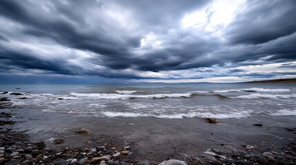 Obraz premium Dramatic view of stormy ocean waves crashing against rocky shore under dark cloudy sky : Generative AI