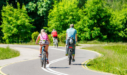 Obraz premium Cyclists ride on the bike path in the city Park 