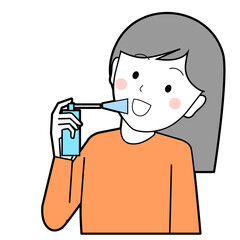 喉薬をスプレーする女性