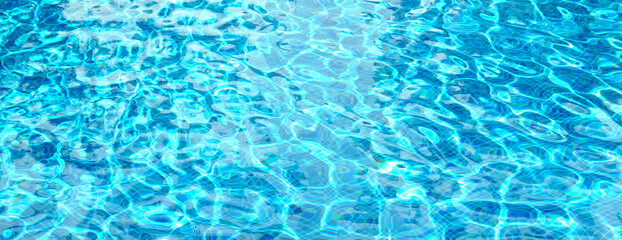 Klares Wasser in einem Pool bei Sonnenschein