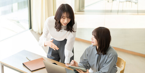 ミーティングをする2人の女性・ビジネスウーマン