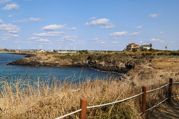 바다와 언덕이 어우러진 풍경 제주 제주시 한경면 용수리 올레길 12코스 생이기정