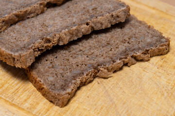 Brotscheiben liegen auf einem Holzbrett, Vollkornbrot, Studio