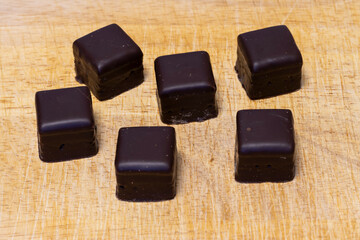 Dominosteine mit Schokoladenüberzug, Studio