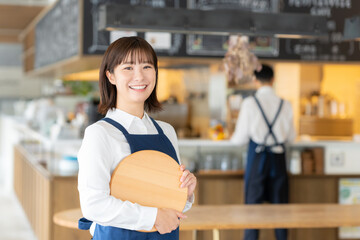 カフェで働く店員