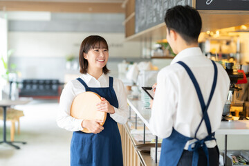 カフェで働く男女の店員