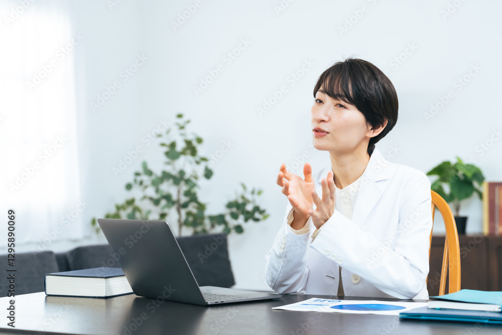 Aufkleber 女性、医師、インタビュー、面談、診察、診療、面接、白衣、診察室、リモート、遠隔、テレメディスン、コピースペース、科学者、研究者、デスク、病院、クリニック、取材、説明、会話、話す、解説、笑顔、ミドルエイジ、30代、40代、日本人、ジェスチャー、明るい、医療、メディカル、薬剤師、医療従事者、ソーシャルワーカー、教授、博士、学習、教育、教師、勉強、ノートパソコン、在宅、健診、診断、ヘルスケア、健康、管理