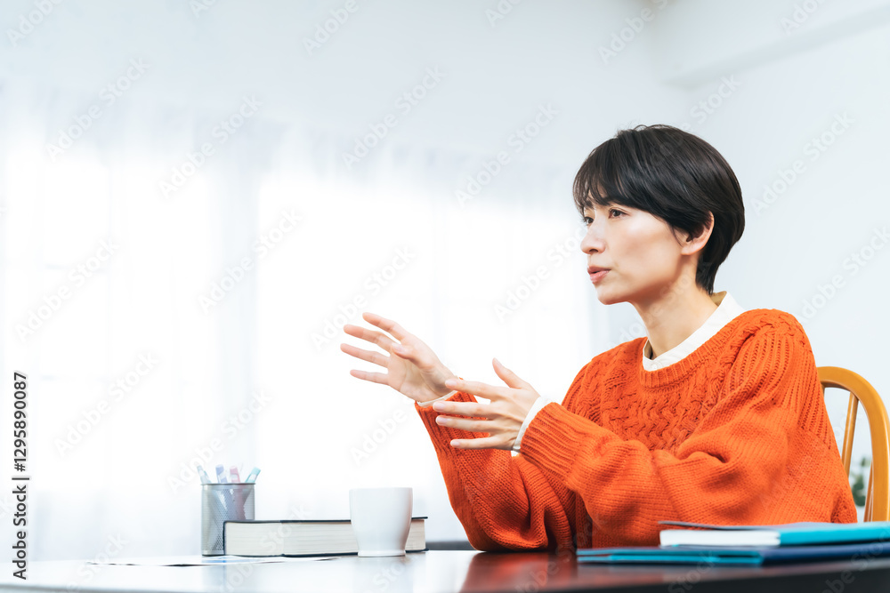 Leinwandbilder 女性、カウンセリング、インタビュー、日本人、会話、面談、話す、カジュアル、室内、ビデオ通話、ZOOM、ビデオ会議、主婦、ミドル、ミドルエイジ、中高年、30代、40代、インテリア、ライフスタイル、美容、笑顔、説明、ウェビナー、面接、リモート、在宅勤務、フリーランス、おしゃれ、デスク、仕事、コピースペース、広告、ジェスチャー、リビングルーム、SOHO、ノマド、働く、ファッション、美人、配信、動画、ライ