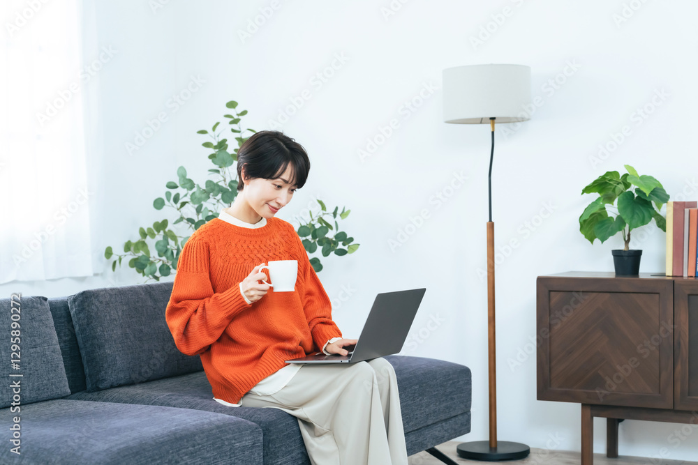 Poster 女性、ノートパソコン、リビングルーム、リラックス、くつろぐ、PC、動画、検索、インターネット、オンライン、web、wi-fi、IT、DX、無線、ソファー、座る、カジュアル、主婦、ミドルエイジ、30代、40代、日本人、普段着、くつろぎ、ニュース、コピースペース、広告、通信、デジタル、情報、リサーチ、計画、休憩、コーヒー、カフェ、趣味、楽しみ、インテリア、住宅、暮らし、ライフスタイル、住まい、部屋、家