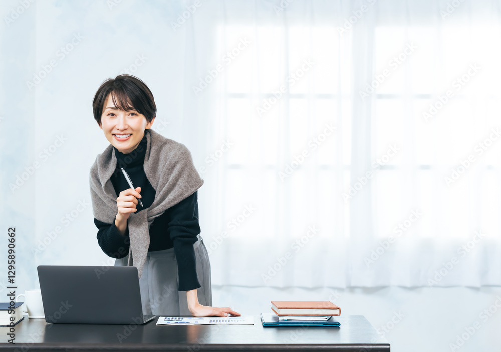 Leinwandbilder 女性、ノートパソコン、ミドル、フリーランス、副業、資格、デスクワーク、在宅勤務、おしゃれ、カジュアル、オフィス、笑顔、ミドルエイジ、個人事業主、起業、PC、DX、IT、主婦、30代、40代、仕事、職場、デスク、学習、リスキリング、スキル、働く、爽やか、コピースペース、テレワーク、リモートワーク、ファッション、ビジネス、キャリアウーマン、インテリア、モダン、人材、上司、キャリア、将来、検索、ライター