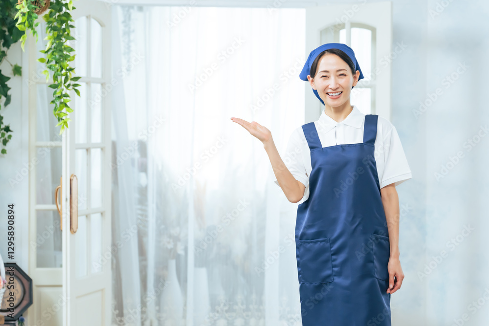 Leinwandbilder 店舗、店員、女性、日本人、エントランス、カフェ、飲食店、開業、エプロン、出迎え、歓迎、ペンション、ホテル、ハウスキーパー、ハウスキーピング、家事代行、インテリア、住宅、装飾、ディスプレイ、コーディネート、内装、メイド、家政婦、清掃、掃除、清掃員、三角巾、調理師、開店、入口、玄関、扉、ドア、スタート、受付、案内、接客、誘導、呼び込み、客引き、おすすめ、ミドルエイジ、サービス、仕事、笑顔、女将、スタッ