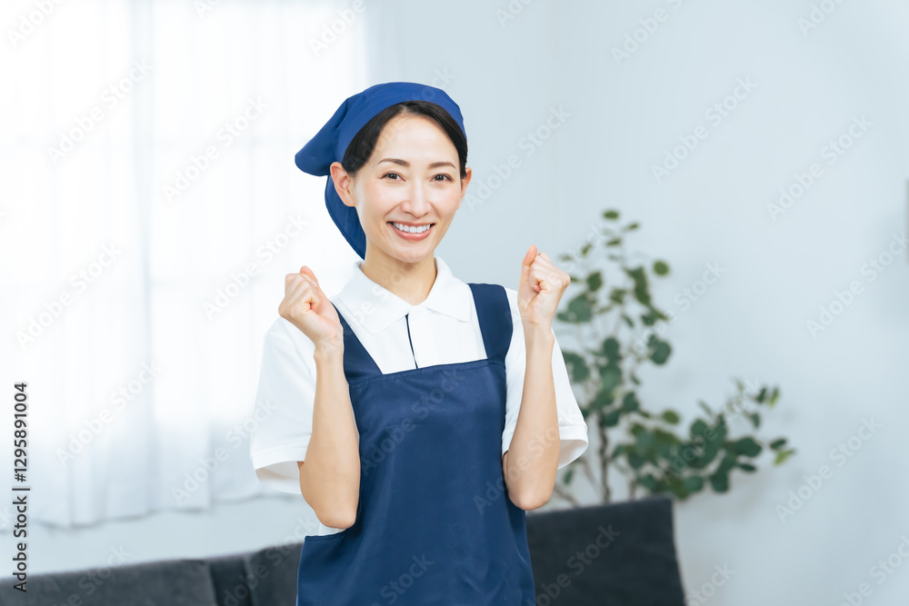 Leinwandbilder 女性、エプロン、家事代行、ガッツポーズ、ハウスキーパー、家事、清掃、掃除、笑顔、やる気、元気、満足、努力、応援、頑張る、張り切る、三角巾、清掃員、ハウスクリーニング、大掃除、仕事、アルバイト、パート、働く、求人、リビングルーム、室内、部屋、ホテル、ハウスキーピング、整理収納アドバイザー、料理、調理師、おまかせ、信頼、アウトソーシング、派遣、ミドルエイジ、30代、40代、挑戦、チャレンジ、スキルアッ
