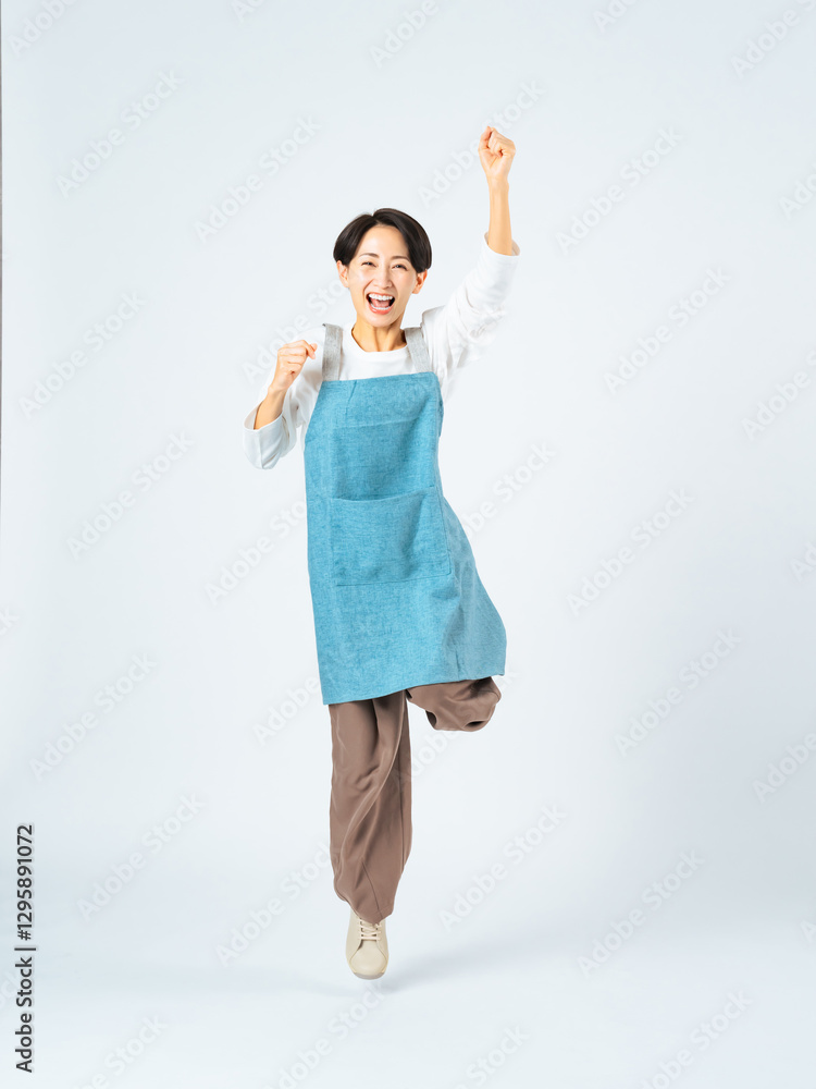 Fototapete ジャンプ、女性、主婦、ガッツポーズ、全身、エプロン、店員、スタッフ、ママ、笑顔、元気、飛躍、転職、アルバイト、仕事、ポジティブ、保育士、やる気、飛ぶ、躍動感、アクティブ、アクション、挑戦、チャレンジ、成長、目標、自由、モチベーション、喜ぶ、嬉しい、楽しい、キャンペーン、パート、ミドルエイジ、中年、30代、40代、日本人、お母さん、ハウスキーピング、家事代行、ハウスキーパー、清掃員、写真、広告、切り