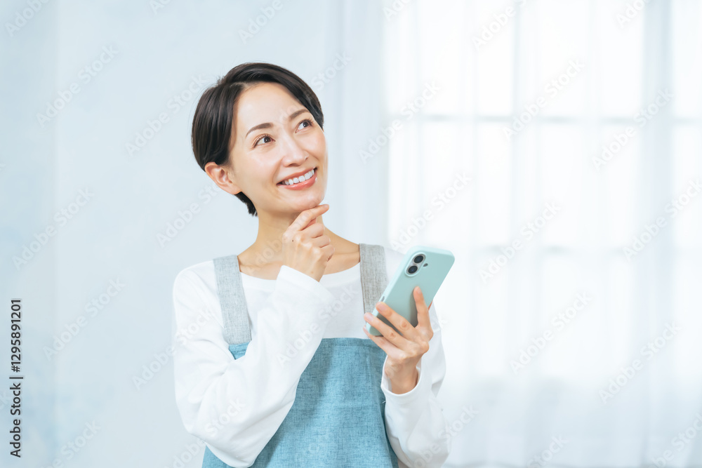 Poster スマホ、女性、考える、笑顔、エプロン、主婦、アルバイト、パート、求人、検索、SNS、アプリ、メール、期待、希望、楽しみ、チャンス、セール、クーポン、ポイント、プレゼント、キャンペーン、予約、コピースペース、ワクワク、スマートフォン、ネット、オンライン、web、店員、ショップ、家事代行、室内、インテリア、見積もり、副業、資格、ミドルエイジ、ラッキー、日本人、仕事、清掃、家事、便利、お得、おトク、口コ