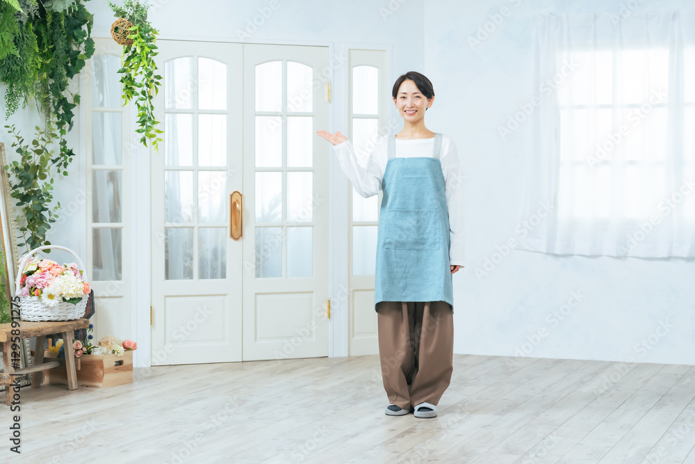 Poster 女性、スタッフ、ホテル、店員、エプロン、案内、受付、保育士、カフェ、レストラン、入口、出迎え、紹介、誘導、エントランス、店舗、飲食店、お母さん、ママ、主婦、清掃員、掃除、ドア、室内、インテリア、コーディネーター、アドバイザー、家事代行、ハウスキーパー、ハウスクリーニング、カメラ目線、笑顔、説明、コピースペース、広告、求人、歓迎、ミドルエイジ、日本人、仕事、アルバイト、パート、開業、内装、リフォーム