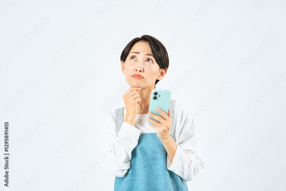 Poster 女性、スマホ、疑問、悩む、悩み、小松、トラブル、SNS、考える、不安、心配、不満、エプロン、主婦、ママ、家政婦、家事、代行、難しい、戸惑う、炎上、値上げ、残念、無理、やばい、コピースペース、白バック、白背景、切り抜き、ミドルエイジ、スマートフォン、ネット、オンライン、ウェブ、通販、問題、わからない、迷う、選択、比較、検討、失敗、困る、日本人、困惑、複雑、料金、携帯電話、人物