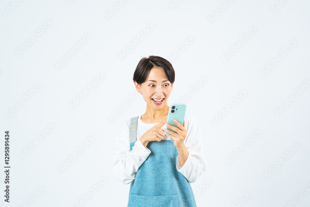 Aufkleber スマホ、驚く、びっくり、アプリ、おトク、お得、キャンペーン、セール、主婦、女性、ママ、母親、エプロン、喜ぶ、チャンス、嬉しい、クーポン、ポイント、キャッシュバック、口コミ、クチコミ、プレゼント、ラッキー、笑顔、楽しい、SNS、ニュース、元気、家事、代行、叫ぶ、スマートフォン、インターネット、オンライン、web、ネットショッピング、通販、ECサイト、通信、動画、やる気、アルバイト、副業、パート、収入