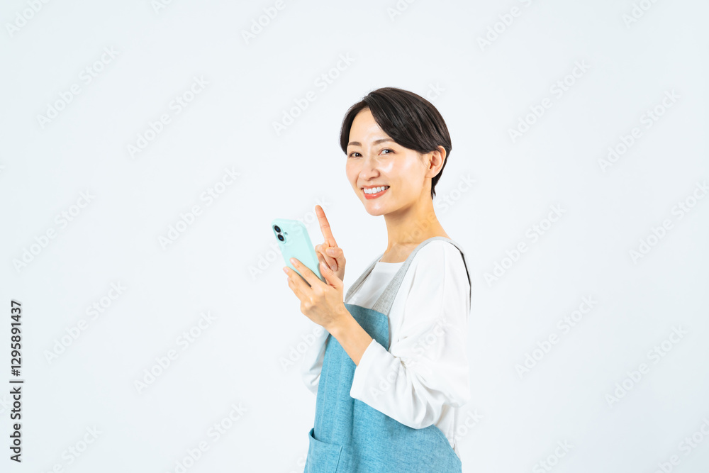 Aufkleber スマホ、主婦、ママ、女性、アプリ、便利、簡単、おすすめ、紹介、ガイド、タッチ、メール、SNS、セール、キャンペーン、笑顔、カメラ目線、コピースペース、白バック、白背景、エプロン、家事、代行、依頼、予約、検索、インターネット、オンライン、web、ネットショッピング、通販、操作、口コミ、クチコミ、レビュー、評価、DX、デジタル、通信、フリマ、動画、副業、アルバイト、パート、仕事、ニュース、マッチング、