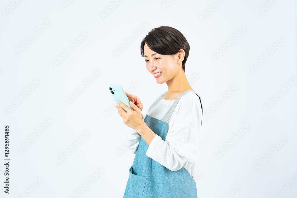 Poster スマホ、アプリ、女性、主婦、エプロン、ママ、母親、SNS、口コミ、ニュース、動画、スマートフォン、インターネット、オンライン、web、DX、データ、デジタル、通信、メール、検索、予約、キャンペーン、セール、クチコミ、レビュー、評価、ネットショッピング、通販、ECサイト、トレンド、評判、店員、アルバイト、パート、副業、スケジュール、管理、TIPS、家事、代行、清掃、引越し、便利屋、サポート、お手伝い