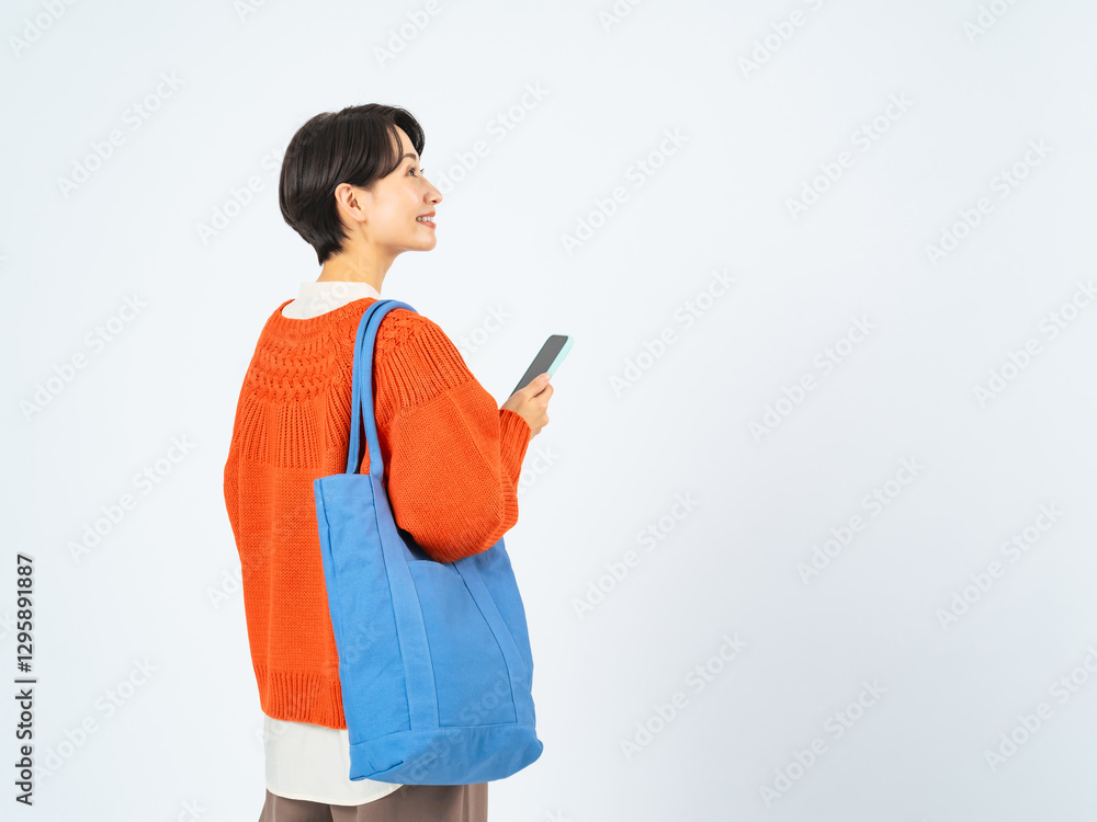 Aufkleber スマホ、女性、スマートフォン、歩く、歩行者、観光、旅行、日本人、ショッピング、買い物、歩きスマホ、GPS、ナビ、道案内、観光客、DX、SNS、口コミ、クチコミ、ソーシャルメディア、AR、メール、トートバッグ、キャンペーン、セール、クーポン、ポイント、ミドルエイジ、30代、40代、主婦、ママ、ファッション、おしゃれ、見上げる、見学、オンライン、web、インターネット、モバイル、店舗、ガイド、上半身、