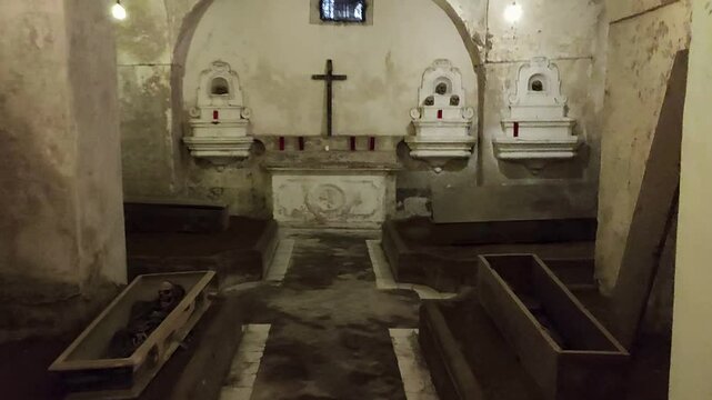 Napoli - Defunti nella cripta della congrega della Basilica di San Giovanni