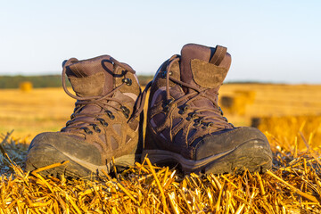 Wanderschuhe in der Abendsonne auf einen Feld