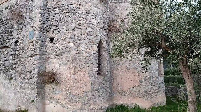 Pontone - Absidi della Basilica di Sant'Eustachio dal giardino