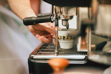Barista macht leckeren Kaffee in kleine Tasse