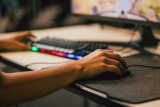 Jugendlicher sitz am PC und spielt Computerspiele