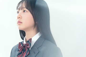 制服を着た日本人女子中学生の横顔。