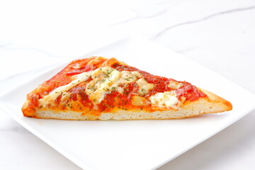 チーズをたっぷりのせた、トマトソースの熱々のピザ
