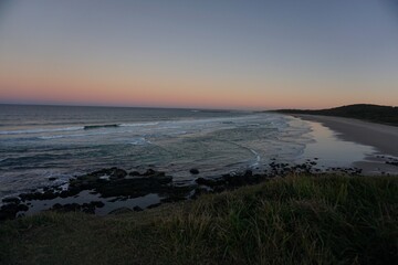 Obraz premium sunset by the coast with pink sky