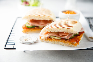 Grilled sandwich with prosciutto and vegetables