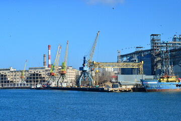 Naklejka premium cranes in harbor