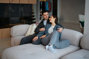 Obraz premium Couple enjoys cozy moment on modern sofa in stylish living room