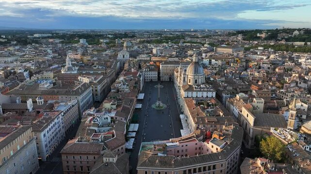 Vista aerea di piazza Navona e dei monumenti del centro di Roma, Italia.
Panoramica aerea su piazza Navona e sui principali e iconici monumenti di Roma.