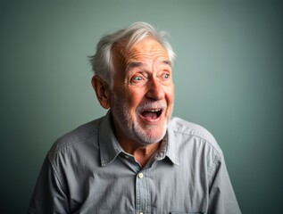 Obraz premium Expressive senior man making funny faces on gradient background