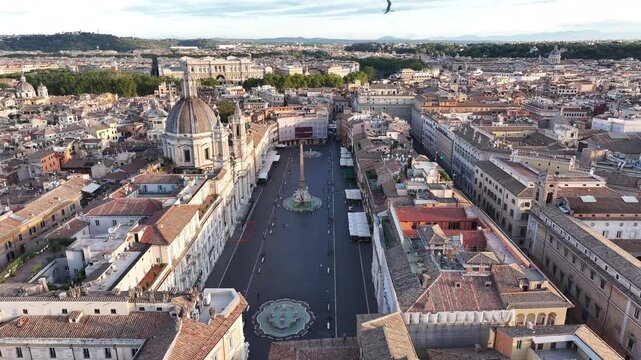 Vista aerea di piazza Navona e dei monumenti del centro di Roma, Italia.
Panoramica aerea su piazza Navona e sui principali e iconici monumenti di Roma.