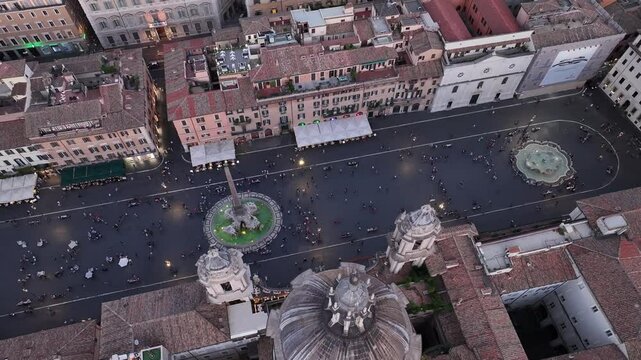 Vista aerea di piazza Navona e dei monumenti del centro di Roma, Italia.
Panoramica aerea su piazza Navona e sui principali e iconici monumenti di Roma.