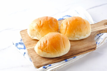 焼きたてで熱々のバターロールが用意された朝食のテーブル
