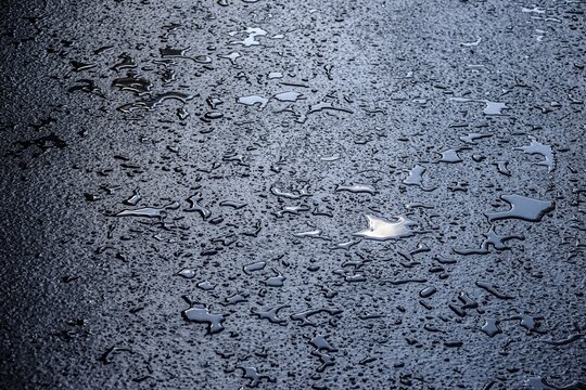 Des petites flaques d'eau sur le bitume 