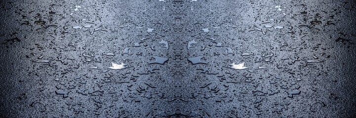 Des petites flaques d'eau sur le bitume, avec effet symétrique
