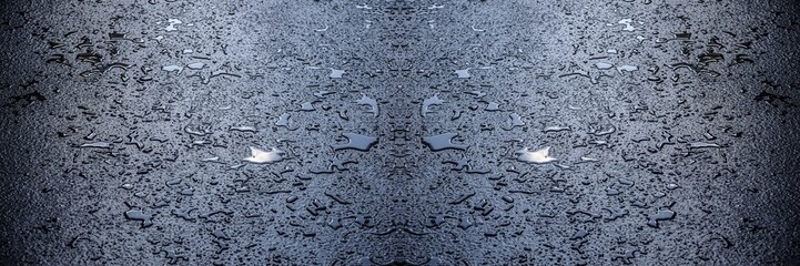 Des petites flaques d'eau sur le bitume, avec effet symétrique