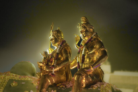 Gold Shiva Parvati Statue in Shivji ki Savari Vadodara, Gujarat, India | Mahadev and Parvati Wallpaper