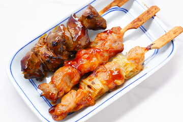 おいしそうな焼き鳥の盛り合わせ（ネギマ、もも、レバー）
