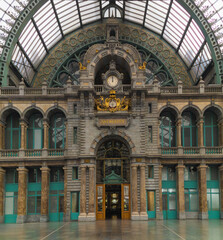 Obraz premium Fachada interior de la Estación Central de Amberes, Bélgica, con su icónico reloj y detalles dorados.